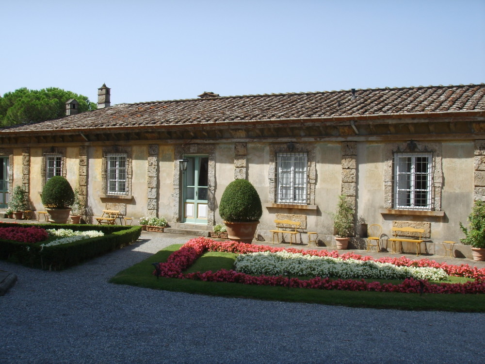 Villa_oliva,_scuderie_esterno_01